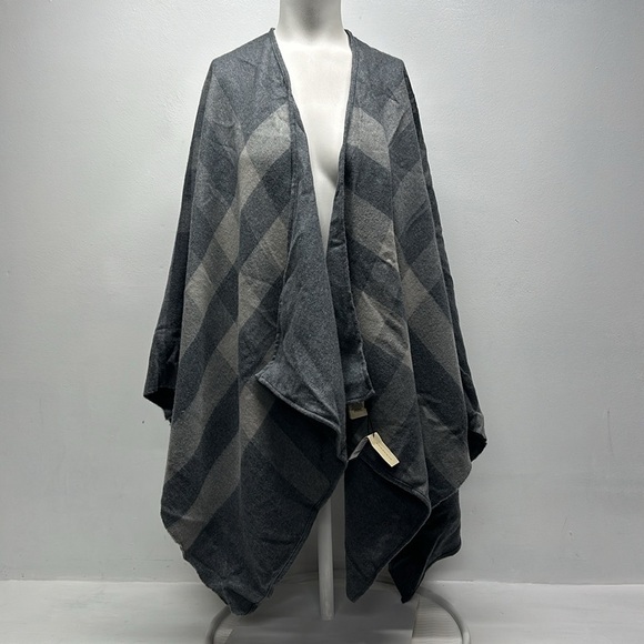Burberry Charlotte Reversible Solid to Nova Check Wool Cape Charcoal 140 x 140cm - Picture 1 of 14